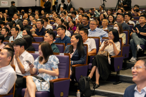 論壇於香港大學本部黃麗松講堂舉行，吸引近400位傑出學者、工商界領袖、校友和學生出席。