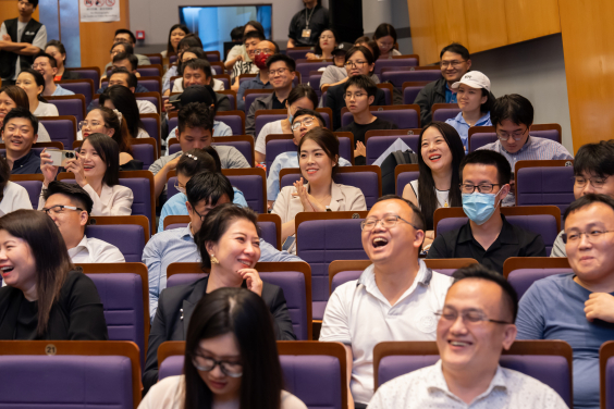 論壇於香港大學本部黃麗松講堂舉行，吸引近400位傑出學者、工商界領袖、校友和學生出席。