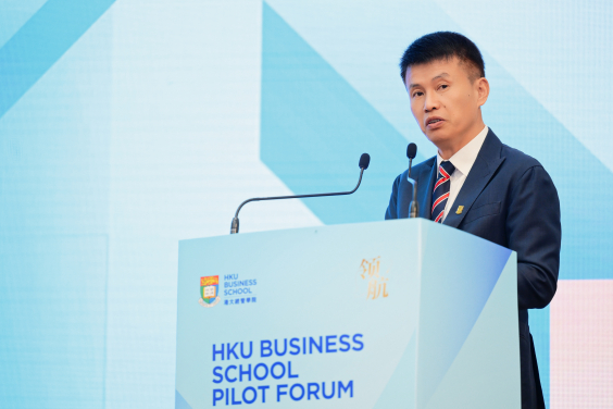 Professor Hongbin CAI, Dean and Chair of Economics of HKU Business School, delivers the welcoming remarks.
 