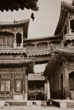 Heinz von Perckhammer (1895-1965), Lama Temple Yung-ho-kung (Yonghegong Lama Temple), Peking, plate 67, Berlin: Albertus-Verlag, 1928 