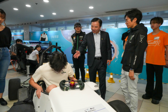 Professor Xiang Zhang, President and Vice-Chancellor of HKU, interacted with students on the Information Day.