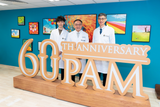 Professor Alan Chiang Kwok Shing (centre) and Professor Yang Wanling (right) from HKUMed lead the research team in discovering a significant association between specific Epstein-Barr virus variants and nasopharyngeal cancer in Southern China.
 