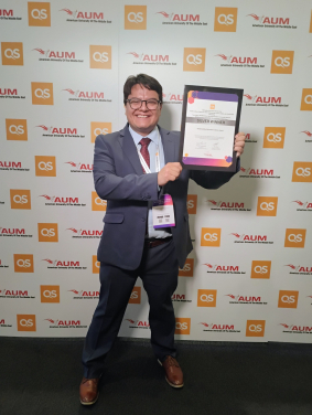 Professor Eduardo Daniel Juárez Pineda (Tecnológico de Monterrey) received the award on behalf of the team at the 2024 QS Reimagine Education Awards & Conference in London. (Photo credit: Professor Eduardo Juárez)