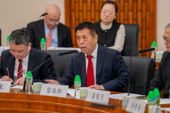 雷海潮主任高度肯定港大在人才培育、基礎科研及國際化發展方面的卓越貢獻。