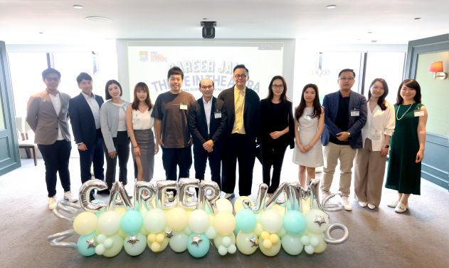 港大社會科學學院副院長（本科教育）謝樹基教授（左六）與主題演講嘉賓黃仲遠先生（左七）與校友合影