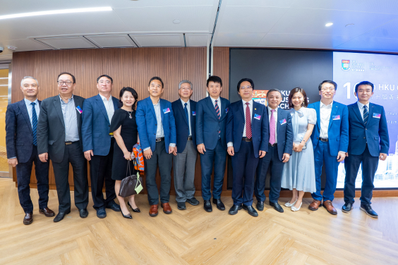 論壇於香港大學中環創立方舉行，吸引了工商界領袖、學者、校友和學生出席。