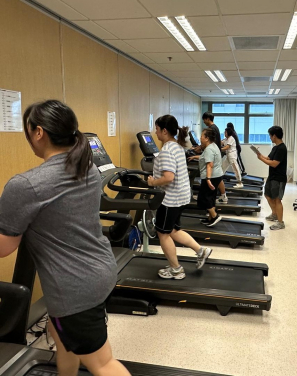 港大醫學院研究發現，在總運動時數相同的情況下，每周進行「間歇快走」可顯著減脂及提升心肺功能，效果與傳統建議的每周進行三次間歇運動相若。