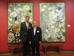 (左起)香港大學美術博物館總監Florian Knothe博士和伊勢文化財團董事會主席伊勢彥信先生